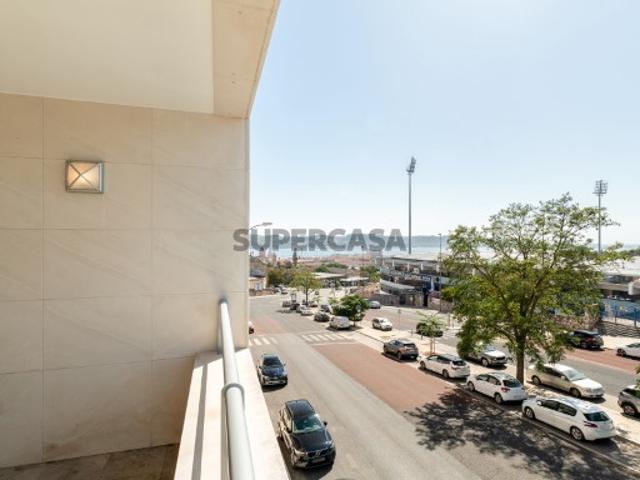 Apartamento T3 com varanda com vista rio e estacionamento, no Restelo