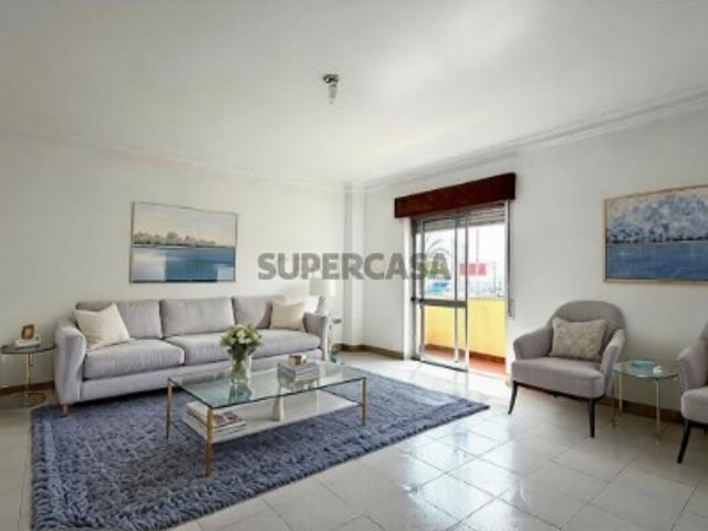 Apartamento T3 com Varanda e Arrecadação, no Centro do Pinhal Novo