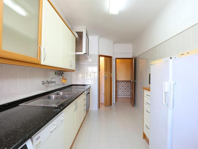 Apartamento T3 com Varanda e Arrecadação Rio de Mouro