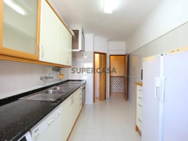 Apartamento T3 com Varanda e Arrecadação Rio de Mouro