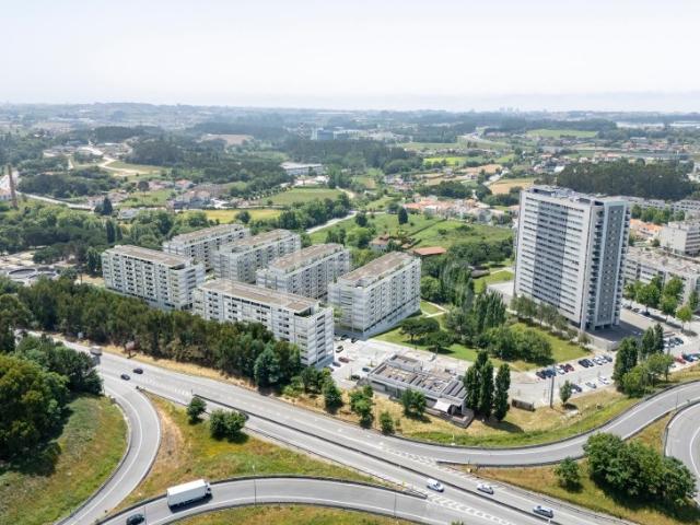 Apartamento T3 com varanda e estacionamento na Quinta da Moreira