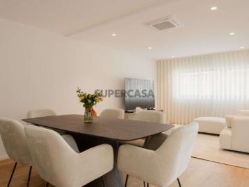 Apartamento T3 com varanda e estacionamento nas Avenidas Novas