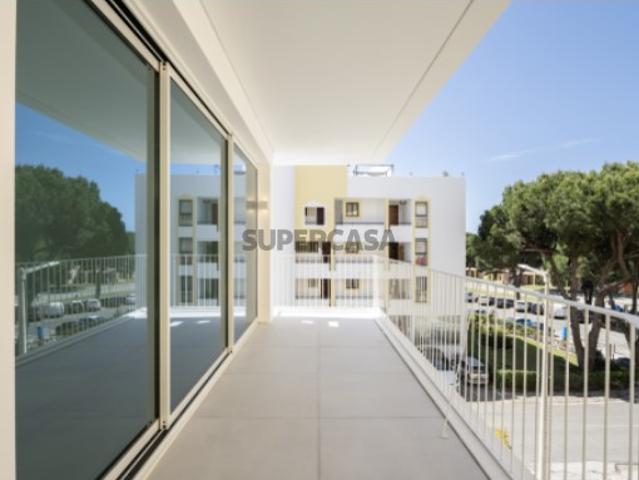 Apartamento T3, com varanda e estacionamento, no Algarve