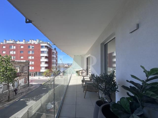 Apartamento T3 com varanda e estacionamento no Barreiro