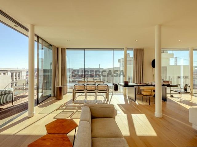 Apartamento T3 com varanda e estacionamento, no Lumia, Lisboa