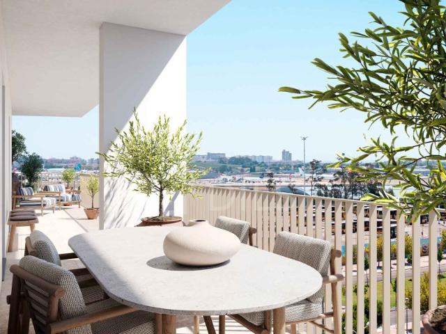 Apartamento T3 com varanda e estacionamento em novo empreendimento, Lisboa