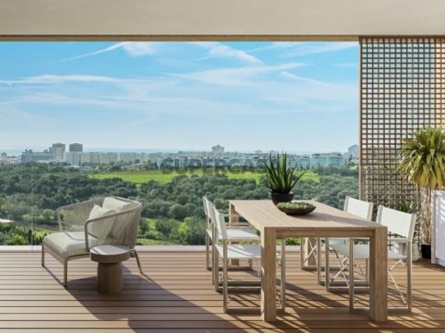 Apartamento T3 com varanda e estacionamento em Oeiras