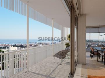 Apartamento T3 com varanda e estacionamento em Cascais
