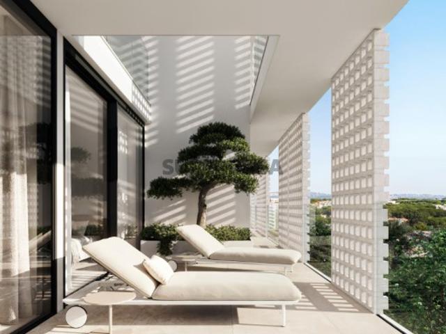 Apartamento T3 com varanda e estacionamento em Vilamoura