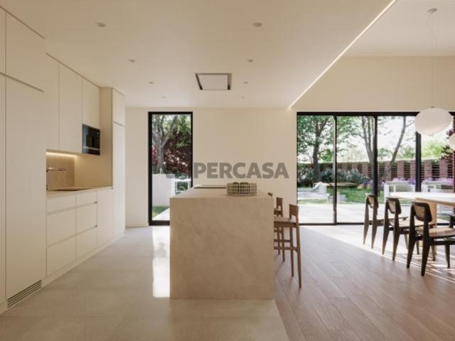 Apartamento T3 com varanda e estacionamento em Vilamoura