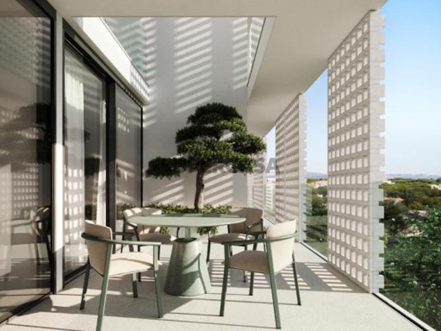 Apartamento T3 com varanda e estacionamento em Vilamoura