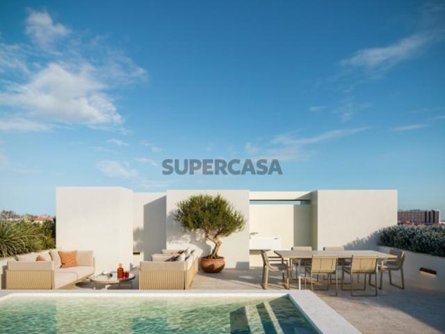 Apartamento T3 com varanda e estacionamento em Vilamoura
