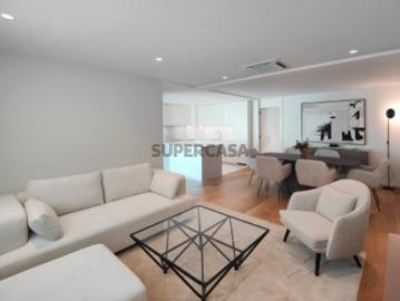 Apartamento T3 com varanda e estacionamento junto ao Parque Eduardo VII