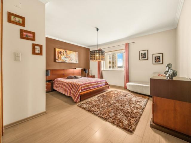 Apartamento T3 com Varanda e Garagem Box, na Quinta da Piedade