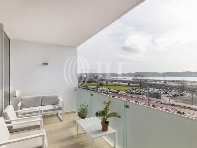Apartamento T3 com varanda e garagem,em Algés, Oeiras