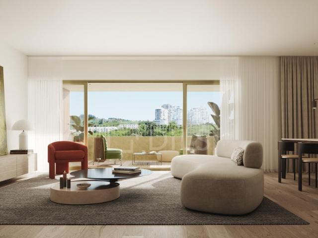 Apartamento T3, com varanda e garagem em Miraflores