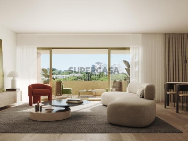 Apartamento T3, com varanda e garagem em Miraflores