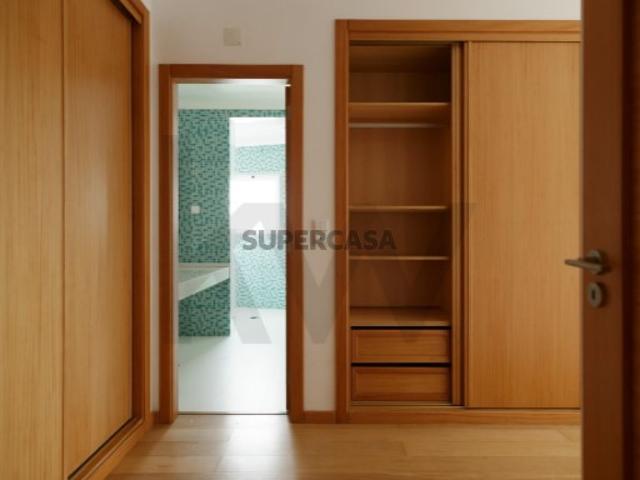 Apartamento T3 com varanda e garagem no L Towers, em Paço de Arcos