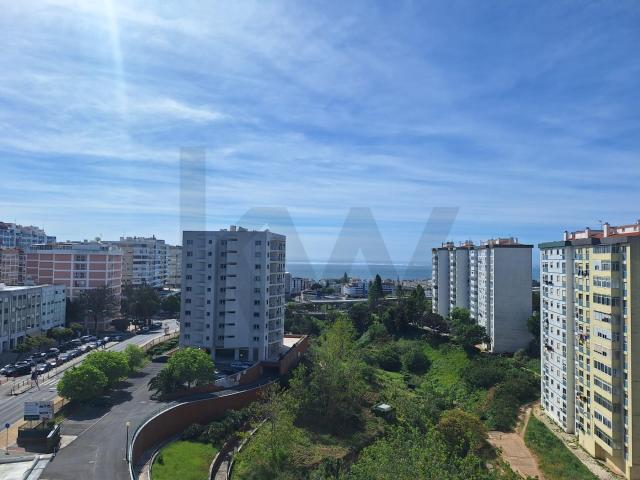 Apartamento T3 com varanda e garagem no L Towers, em Paço de Arcos