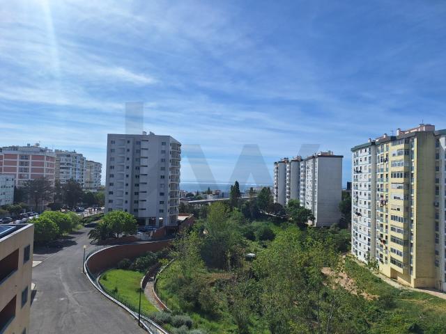 Apartamento T3 com varanda e garagem no L Towers, em Paço de Arcos