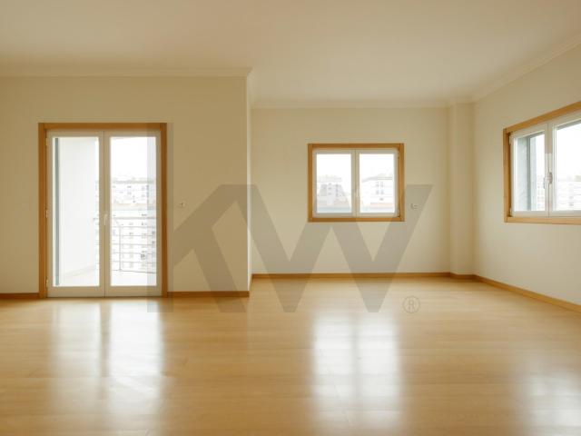 Apartamento T3 com varanda e garagem no L Towers, em Paço de Arcos