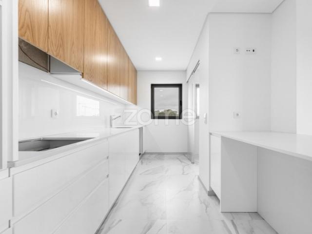 Apartamento T3 com varanda e garagem, na Cidade da Maia