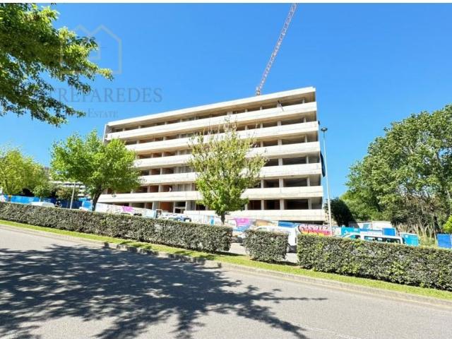 Apartamento T3 com varanda e lugar de garagem para comprar e. 107m² Mafamude