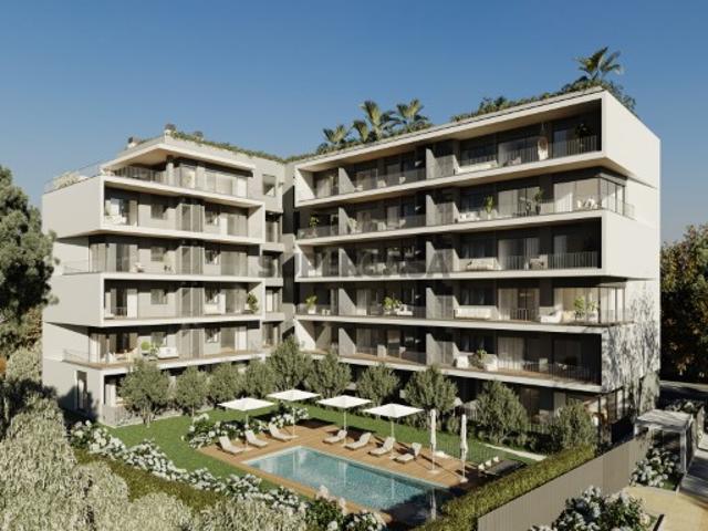 Apartamento T3 com varanda, e lugares de garagem no centro de Carcavelos