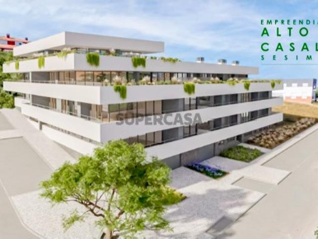Apartamento T3 com Varanda e Parqueamento em Santana Sesimbra