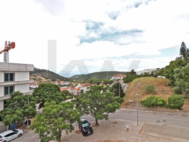 Apartamento T3 com varanda e parqueamento na Corredura Sesimbra
