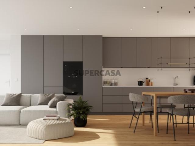 Apartamento T3 com varanda, em Serralves