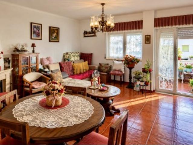 Apartamento T3 com varanda excelentes áreas Quintinha Sesimbra