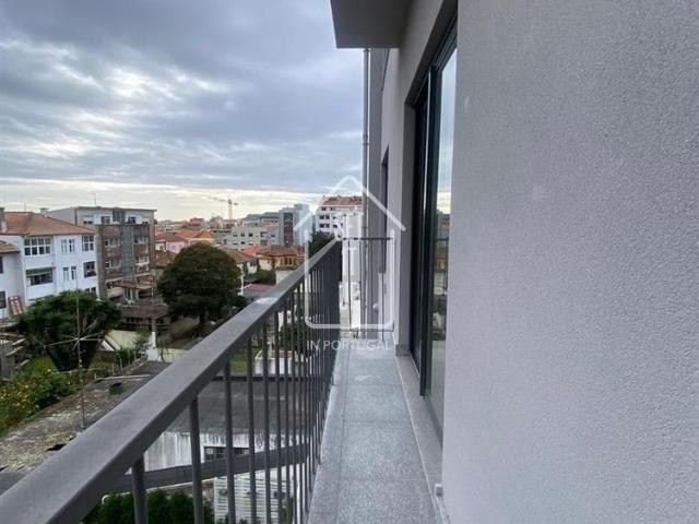 Apartamento T3 com Varanda, Garagem e Arrumos – Rua do Paraíso, Baixa do Porto