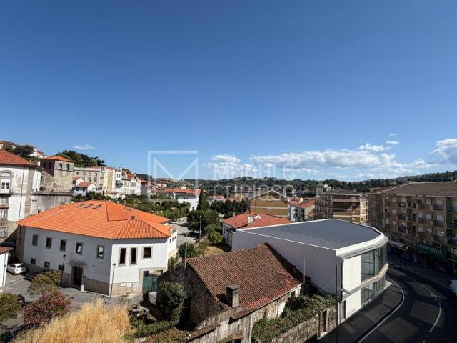 Apartamento T3 com Varanda, Garagem Fechada e Arrumos no Centro de Lamego