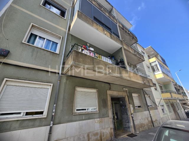 Apartamento T3 com varanda na Amora