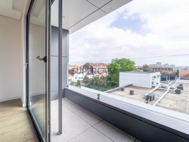 Apartamento T3 com varanda na Boavista, Porto