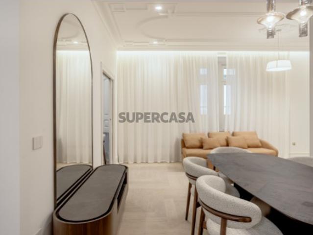 Apartamento T3 com varanda, nas Avenidas Novas, Lisboa