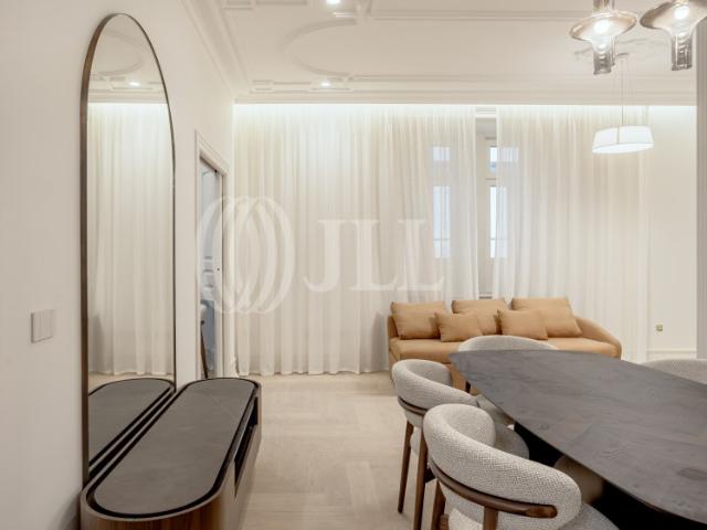Apartamento T3 com varanda, nas Avenidas Novas, Lisboa