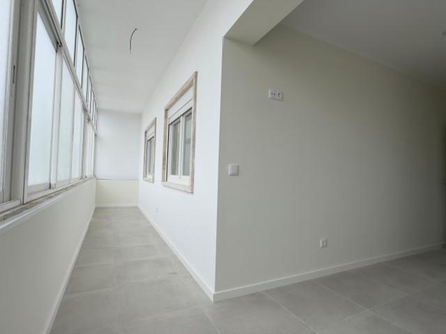 Apartamento T3 com Varanda, para Arrendamento em Almada