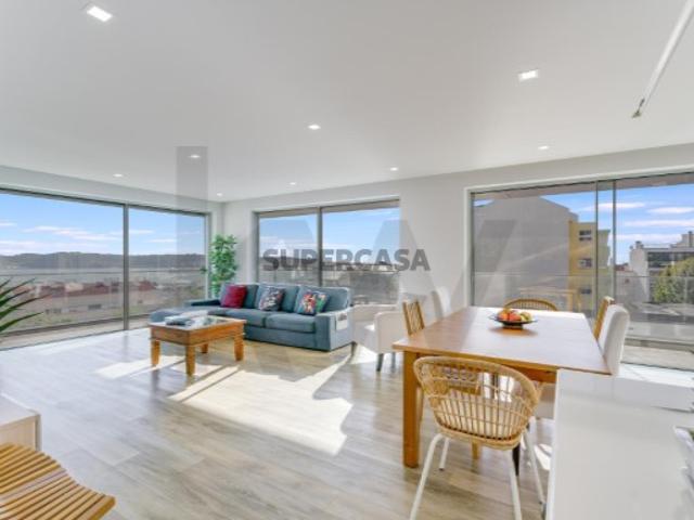 Apartamento T3 com varanda, piscina e 2 lugares de garagem no Alto de Algés