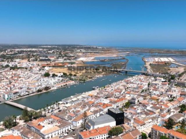 Apartamento T3 com varanda, piscina e garagem em Tavira ONE