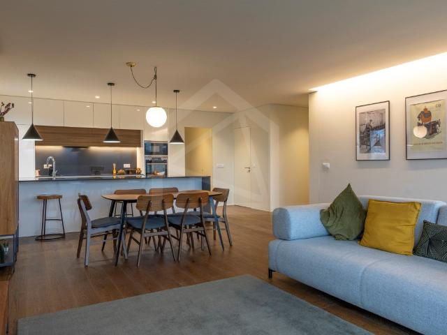 Apartamento T3 com varanda, suite, garagem dupla e arrecadaç. 138m² São João Da Madeira