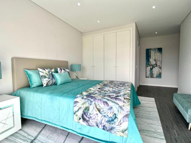 Apartamento T3 com Varandas e Vista Deslumbrante sobre a Ria Formosa