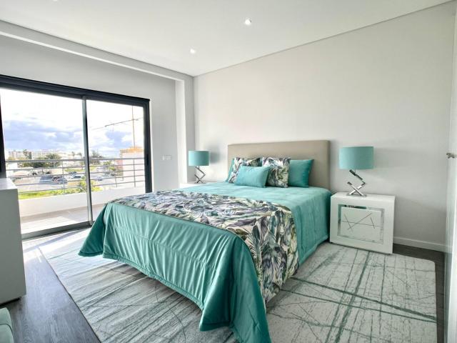 Apartamento T3 com Varandas e Vista Deslumbrante sobre a Ria Formosa