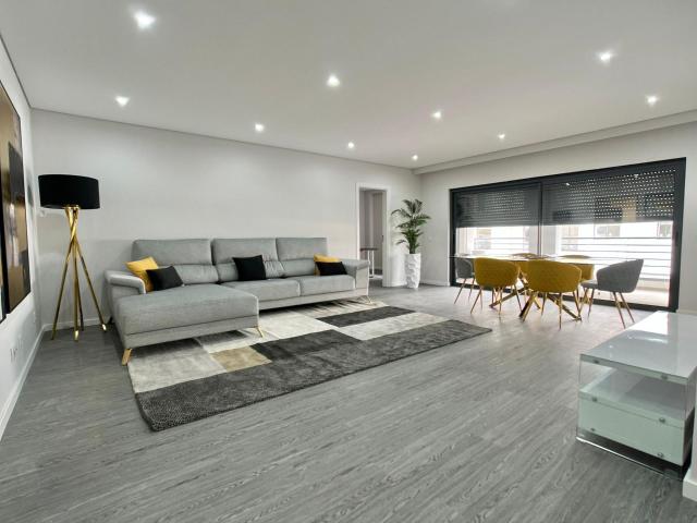 Apartamento T3 com Varandas e Vista Deslumbrante sobre a Ria Formosa