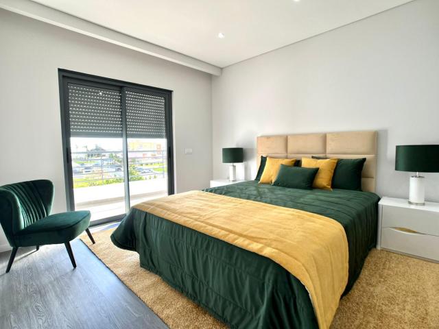 Apartamento T3 com Varandas e Vista Deslumbrante sobre a Ria Formosa