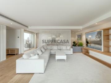 Apartamento T3, com varandas e estacionamento, Lisboa