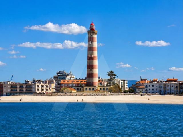 Apartamento T3 com varandas e garagem fechada na Praia da Barra!