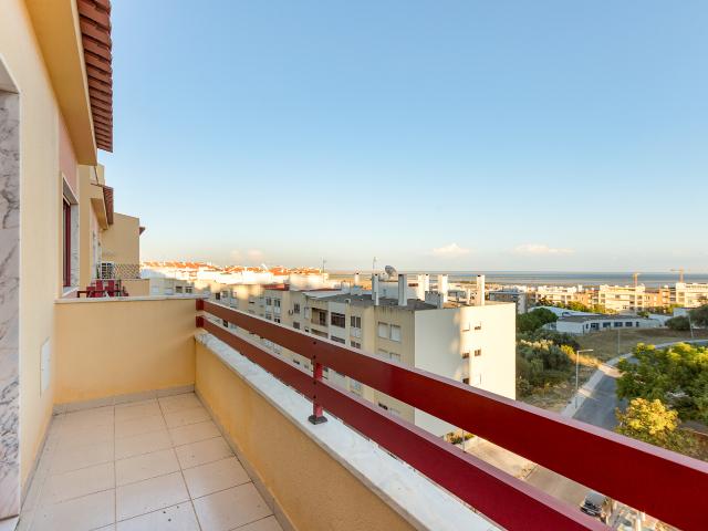 Apartamento T3 com vista de rio, estacionamento e elevador em zona residencial tranquila