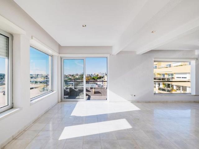 Apartamento T3 com vista mar num condomínio em Santo Amaro de Oeiras